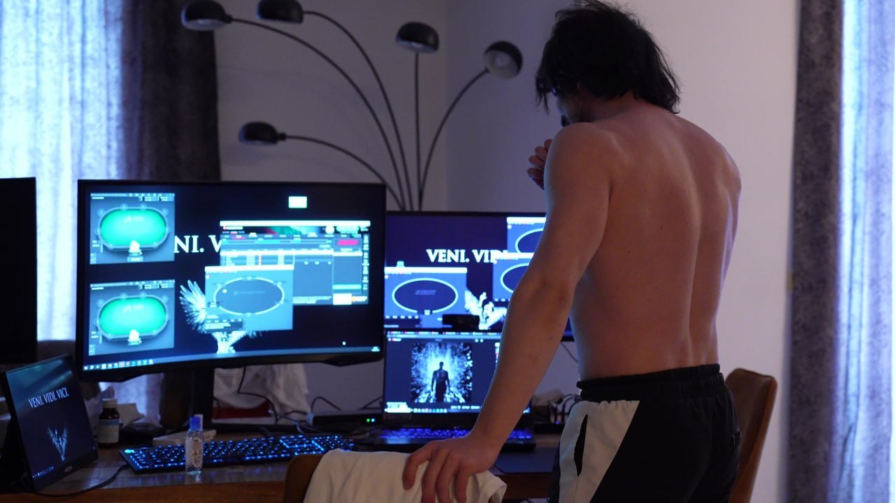 FUUUAAARK devant ses tables de poker en ligne